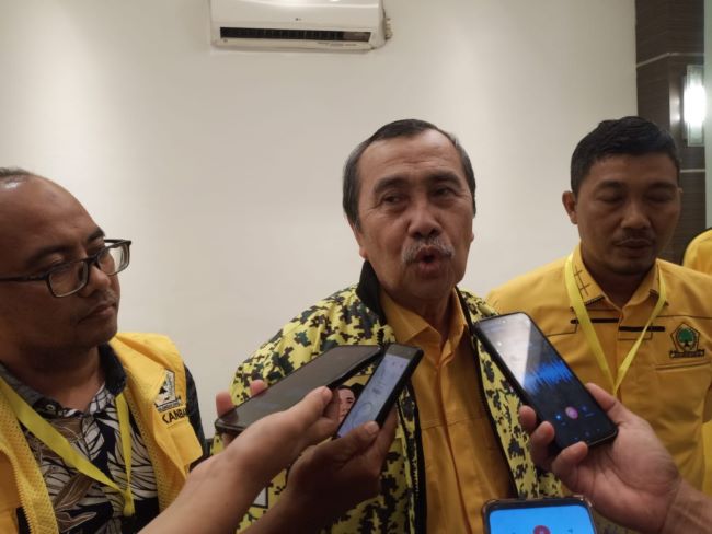 Ketua DPD I Golkar Riau (tengah) (foto:rinai/halloriau)