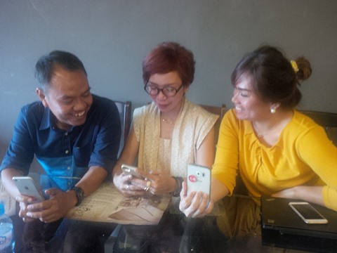 Ida Rohana, GM Legal and Stakeholder Management Telkomsel Sumatera Area didampingi Hadi dan Hanny mencoba layanan 4G Telkomsel di Pekanbaru