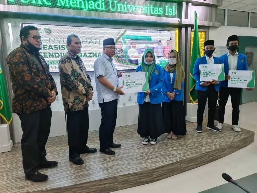 Wakil Rektor I Dr H Syafhendri dan Wakil Rektor III Ir Rosyadi bersama penerima beasiswa Cendekia dari Baznas Pusat di Gedung Rektorat Pekanbaru Selasa siang (11/11 2020)