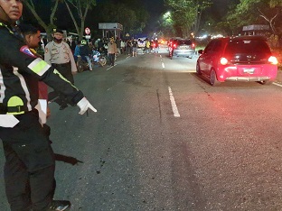 Situasi di tempat kecelakaan di Jalan Arifin Ahmad, Pekanbaru (foto/bayu)