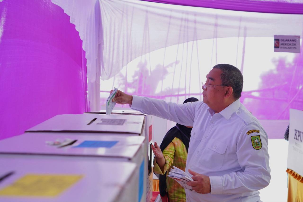 Gubernur Riau, Edy Natar Nasution yang juga Ketua Dewan Pakar NasDem Riau saat memberikan hak suara di TPS 04 Industri Tenayan.(foto: mimi/halloriau.com)