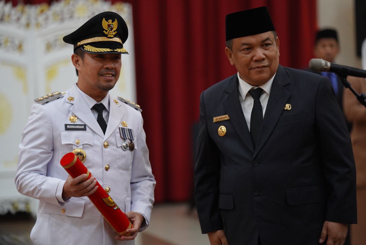 Pj Walikota Pekanbaru, Risnandar Mahiwa bersama Pj Gubernur Riau, SF Hariyanto usai pelantikan.(foto: sri/halloriau.com)
