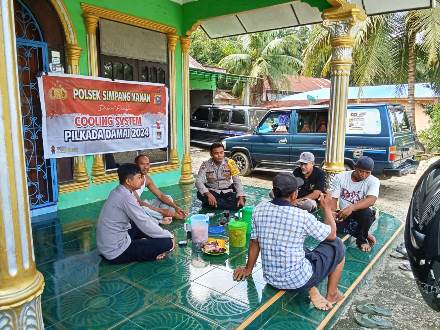 Kegiatan cooling system Polsek Simpang Kanan di Dusun Intiraya.(foto: afrizal/halloriau.com)