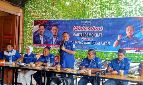 Ketua DPD Demokrat Riau, Agung Nugroho saat silaturahmi bersama insan media di Kabupaten Pelalawan.(foto: andi/halloriau.com)