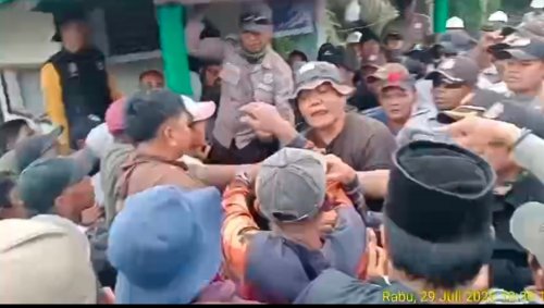 Ribuan warga Pulau Muda Pelalawan geruduk PT THIP.(foto: andi/halloriau.com)