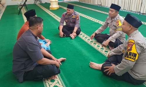 Personel Polsek Senapelan berdialog dengan tokoh masyarakat usai salat subuh berjamaah.(foto: istimewa)