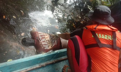 Tim SAR mengevakuasi jasad Slamet, pekerja kilang sagu yang tewas diterkam buaya Sungai Suir Kiri.(foto: ali/halloriau.com)