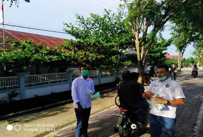 Pembagian masker kepada masyarakat.