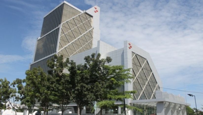 Gedung Bank Riau Kepri Syariah di Jalan Sudirman, Pekanbaru, Riau.