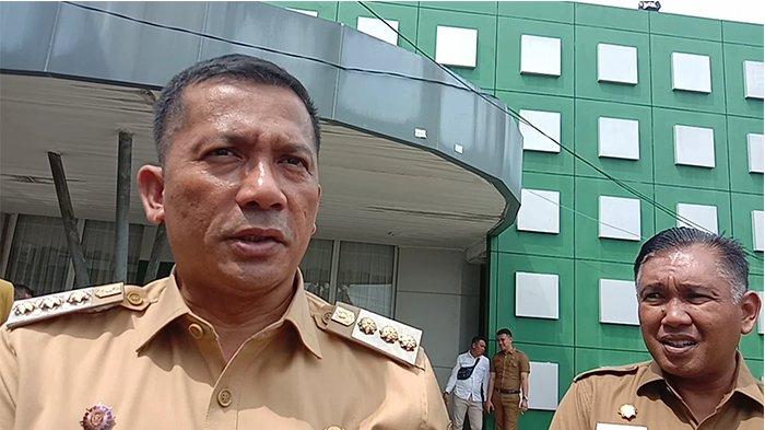 Bupati Meranti, M Adil (kiri) kena OTT KPK (foto/int)