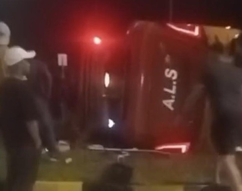 Foto: Bus ALS kecelakaan di exit tol Padang-Sicincin, Sumatera Barat, Minggu (7/9/2025)
