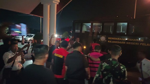 Proses eksekusi 15 tersangka korupsi pupuk subsidi di Kejari Pelalawan.(foto: andi/halloriau.com)