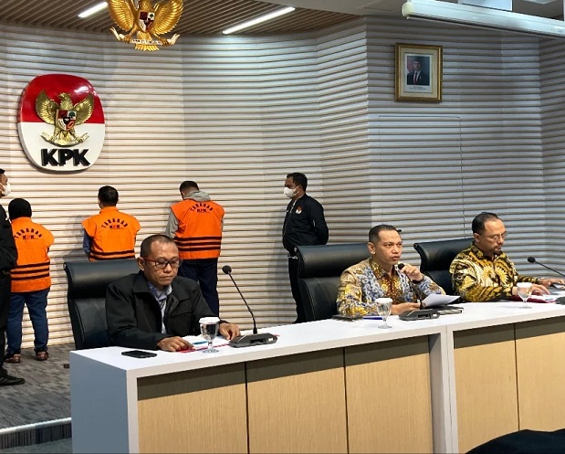 Wakil Ketua KPK Nurul Ghufron memimpin konferensi pers penahanan 3 orang tersangka usai OTT di Pekanbaru, Riau, salah satunya Pj Walikota Pekanbaru Risnandar Mahiwa, Rabu (4/12/2024) dini hari.