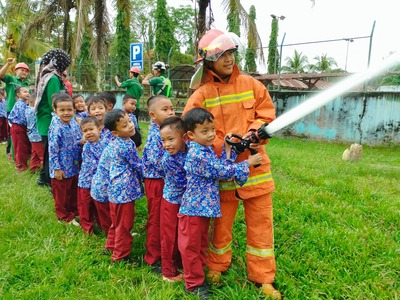 PT Sari Lembah Subur adakan kegiatan edukasi penanggulangan kebakaran untuk anak TK Al-Ikhsan di Pelalawan. (Foto: Andy Indrayanto)