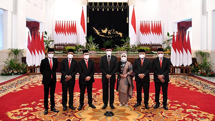 7 Anggota KPU berpose setelah dilantik oleh Presiden Joko Widodo di Istana Merdeka, Jakarta, Selasa 12 April 2022.