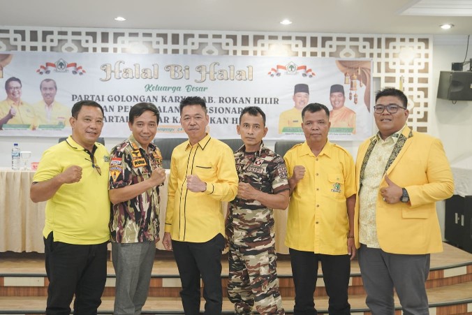 Afrizal Sintong, Bupati Rohil bersama kader, pengurus dan Bacaleg Golkar (foto/zal)