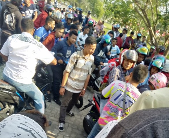 Penonton membubarkan diri paska polisi hentikan balap motor Porkot Pekanbaru. Akibatnya, panitia pelaksana sempat jadi sasaran amuk penonton yang kecewa.