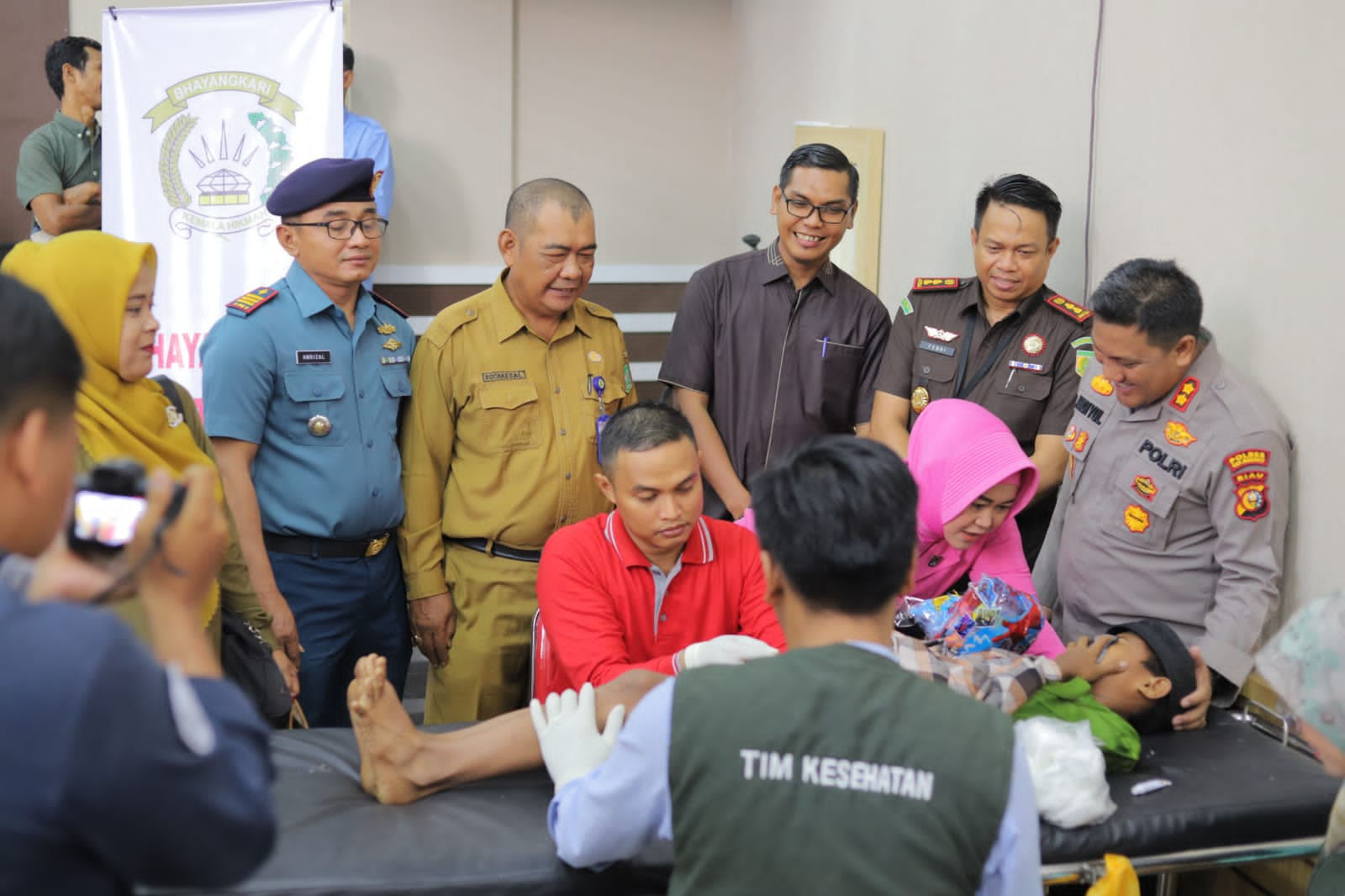 Kepulauan Meranti AKBP Andi Yul bersama Forkopimda saat menyaksikan seorang anak dikhitan dalam rangka hari Bhayangkara