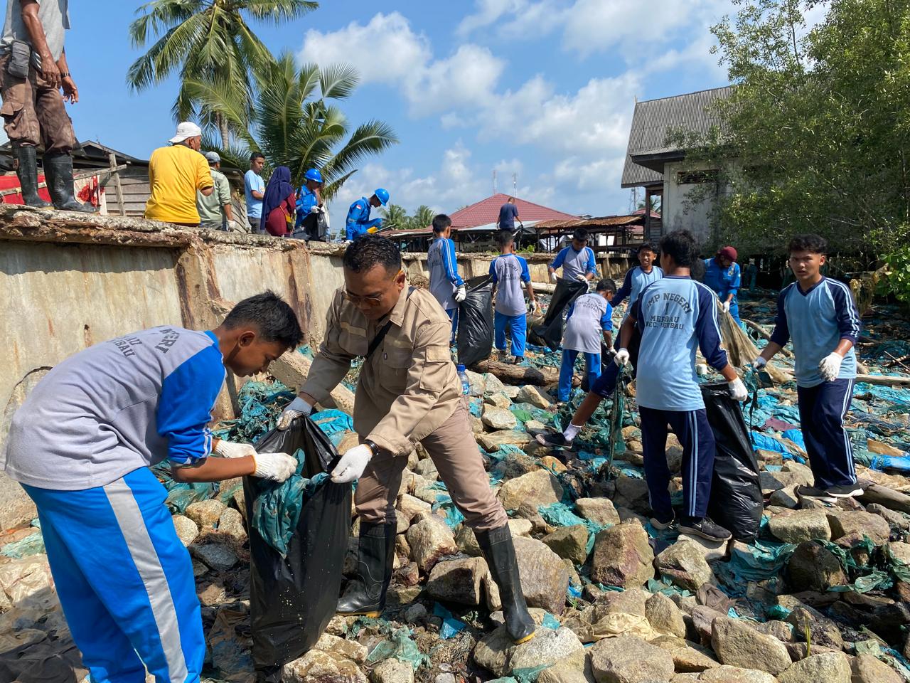 Pihak EMP PT ITA melaksanakan aksi bersih pantai di Kelurahan Teluk Teluk Belitung, Kecamatan Merbau