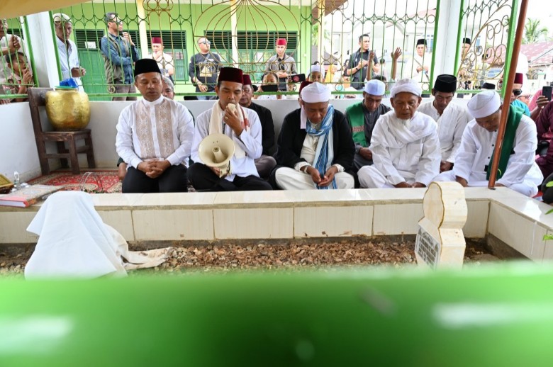 UAS bersama Calon Gubernur Riau, Abdul Wahid ziarah ke Makam Syekh Rozali (foto/Yuni)