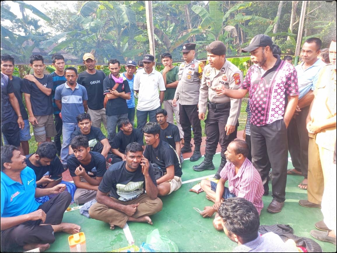 Sebanyak 20 warga negara asing (WNA) berkebangsaan Bangladesh ditemukan terdampar di Pantai Beting Beras