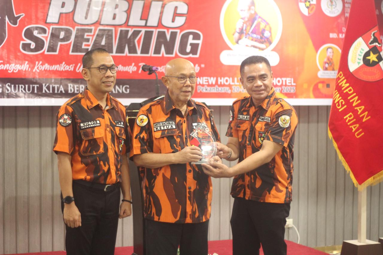 Kabid Kaderisasi, Fitrizal menyerahkan cenderamata kepada Ketua MPW, Anto Rahman didampingi Sekwil Victor Yonathan (foto/ist)