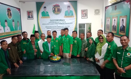 Ketua DPC PPP Meranti, Edi Mashudi saat potong tumpeng Harlah ke-50 PPP.(foto: ali/halloriau.com)