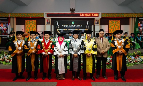 Rektor UIR, Prof Dr H Syafrinaldi SH MCL bersama tiga guru besar yang baru dikukuhkan secara serentak.(foto: istimewa)