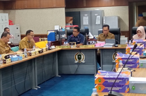 Hearing Komisi III DPRD Riau bersama Biro Perekonomian Setdaprov Riau.(foto: barkah/halloriau.com)