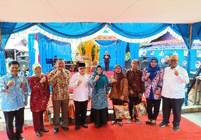 Walikota Dumai Drs H Zulkifli AS MSi didampingi Wakil Walikota Dumai Eko Suharjo SE foto bersama tim penilai Kampung KB tingkat Nasional Tahun 2019 di Kelurahan Laksamana Kecamatan Dumai Timur. 