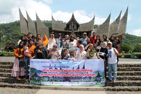 Keluarga besar Halloriau.com saat kegiatan family gathering ke Istana Pagaruyung, Sumbar.(foto: dok/halloriau.com)