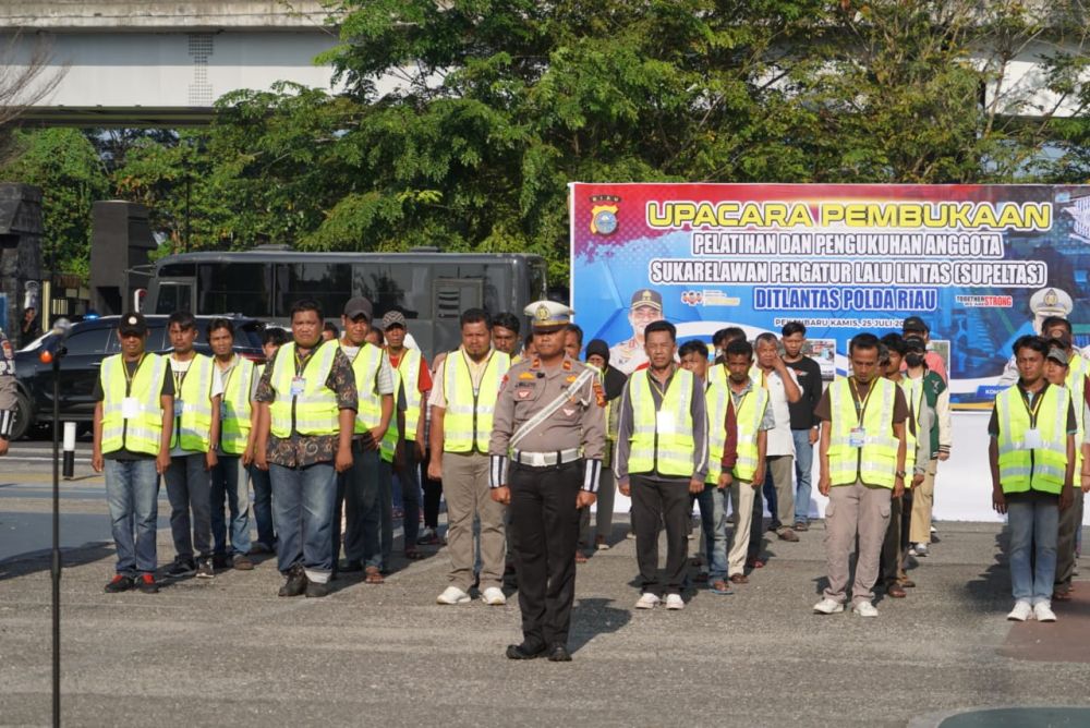 Polda Riau menggelar apel bersama dengan 78 orang "Pak Ogah" di RSDC Pekanbaru (foto/int)