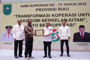 Gubri Syamsuar serahkan piagam pernghargaan untuk Koperasi berprestasi 2022.(foto: mcr)