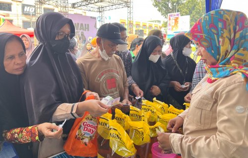 Pemprov Riau gelar pasar murah.(foto: mcr)