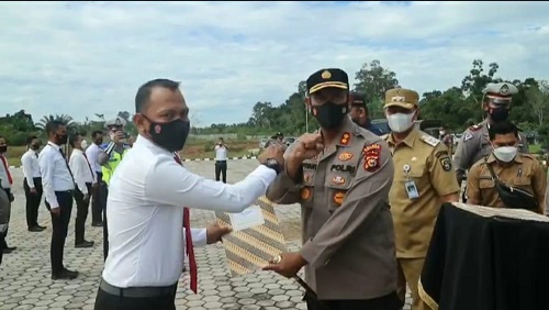 Kapolres Rohul berikan sertifikat penghargaan kepada 17 personel yang berhasil ungkap kasus Curas dan prestasi lainnya di bidang pelayanan publik.
