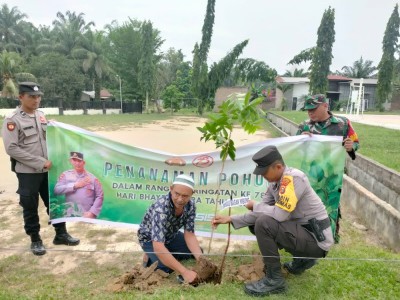 Kapolsek Simpang Kanan, Ipda Martin Luther Munte tanam pohon pelindung (foto/Afrizal)