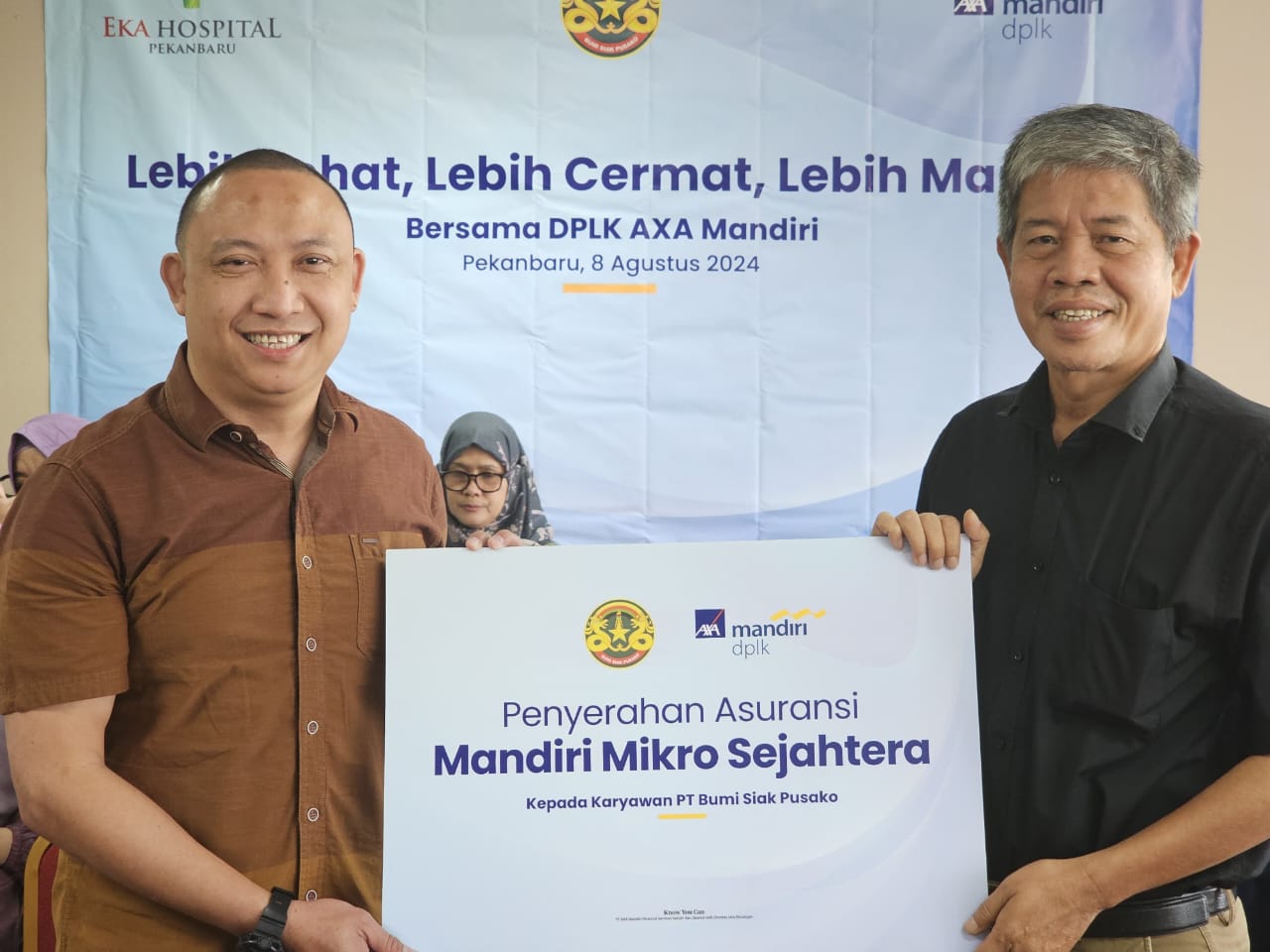 PT AXA Mandiri meningkatkan kesejahteraan masyarakat dalam acara "Lebih Sehat, Lebih Cermat, Lebih Mandiri" di PT BSP, Pekanbaru (foto/ist)