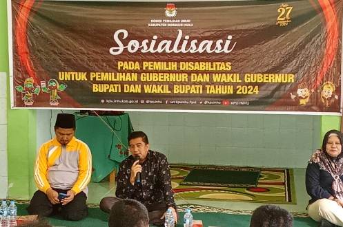 Mulya Santoni saat memaparkan materi pada sosialisasi pelaksanaan Pilkada Serentak bagi kaum disabilitas.(foto: dasmun/halloriau.com)