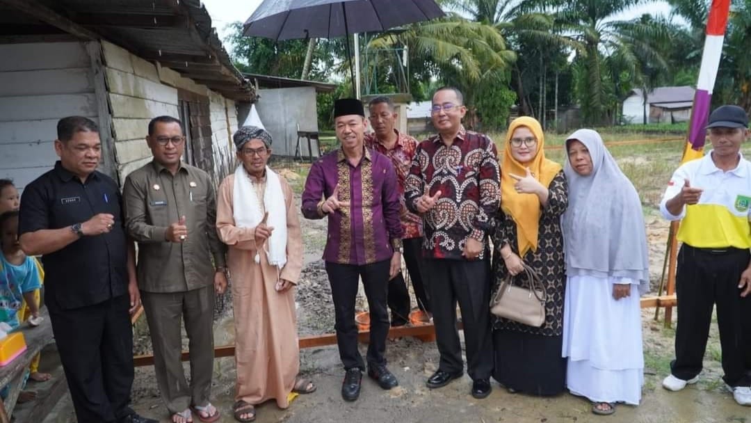 Bupati Rohil, Afrizal Sintong menghadiri  peletakan batu pertama Rumah Suluk di Bagan Sapta Permai (foto/afrizal)