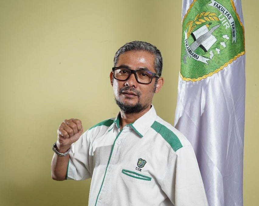 Dosen Prodi Teknik Mesin, Fakultas Teknik UIR Dr Dedi Karni, ST, M.Sc sukses patenkan alat pengiris umbi canggih (foto/ist) 