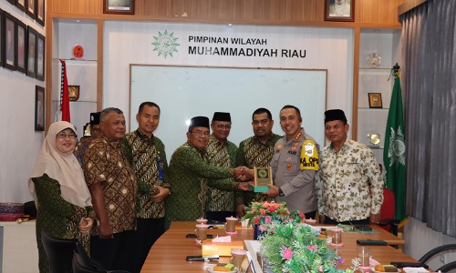 Kapolresta Pekanbaru, Kombes Pol Jeki Rahmat Mustika bersama unsur PW Muhammadiyah Riau.(foto: istimewa)