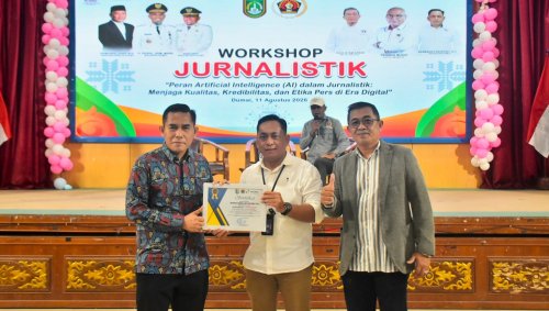 Ketua PWI Kota Dumai, Bambang Prayetno (kemeja putih) bersama Ketua PWI Riau, Raja Isyam Azwar (paling kanan) dalam kegiatan workshop AI PWI Dumai.(foto: istimewa)
