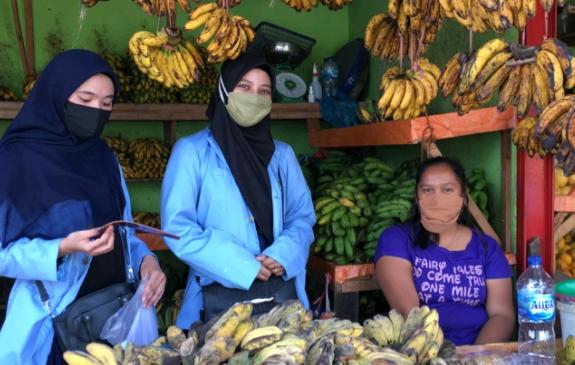 Pembagian masker di Pasar Pagi Arengka.