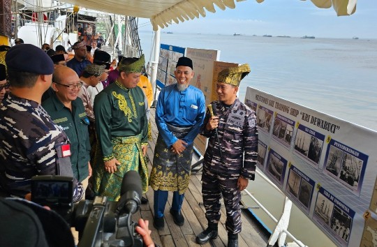 Walikota Dumai, Paisal sambut kedatangan KRI Dewaruci di Dermaga C Pelindo Dumai (foto/bambang)