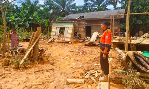 Baznas Riau sudah tinjau dan akan bantu puluhan rumah rusak terdampak banjir di Kemuning, Inhil (foto/Yuni)