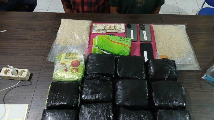 Barang bukti belasan Kg sabu dan 10 ribu butir pil ekstasi asal Malaysia yang diamankan Polda Riau.(foto: tribunpekanbaru.com)