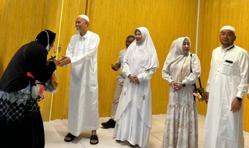 Walikota Dumai, H Paisal menyambut kepulangan jamaah haji asal Kota Dumai di Bandara Hang Nadim Batam.(foto: bambang/halloriau.com)