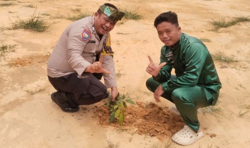 Polsek Rimba melintang tanam mahoni bersama warga.(foto: afrizal/halloriau.com)