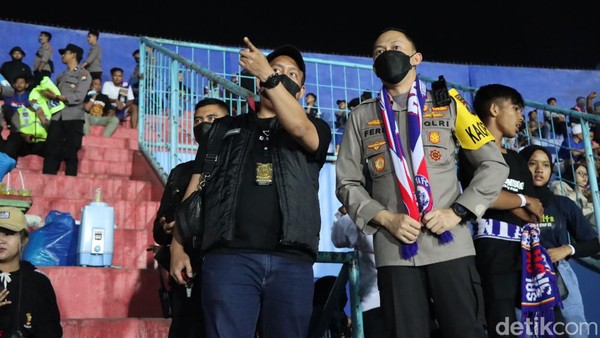 AKBP Ferli Hidayat saat berada di Stadion Kanjuruhan sebelum targedi terjadi.(foto: detik.com)