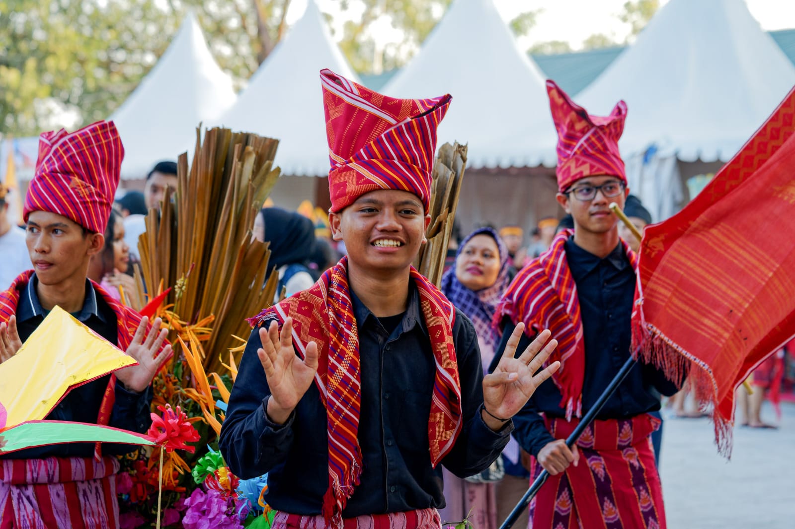 Kemeriahan pawai budaya dalam PSB 2024 yang diikuti 11 paguyuban dan komunitas ekspatriat di Riau Kompleks (foto/ist)